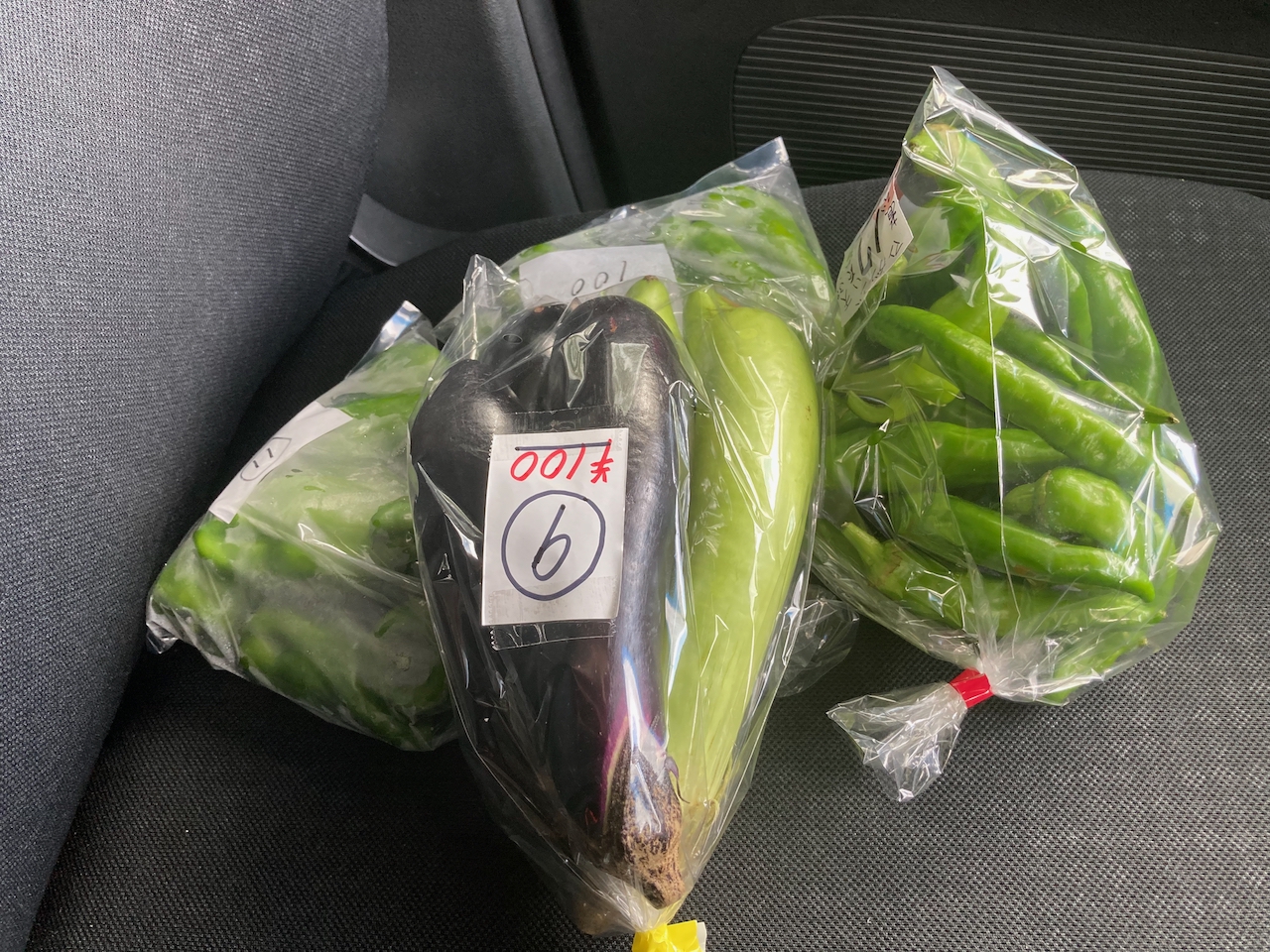 番号が書かれた貯金箱にお代を入れます